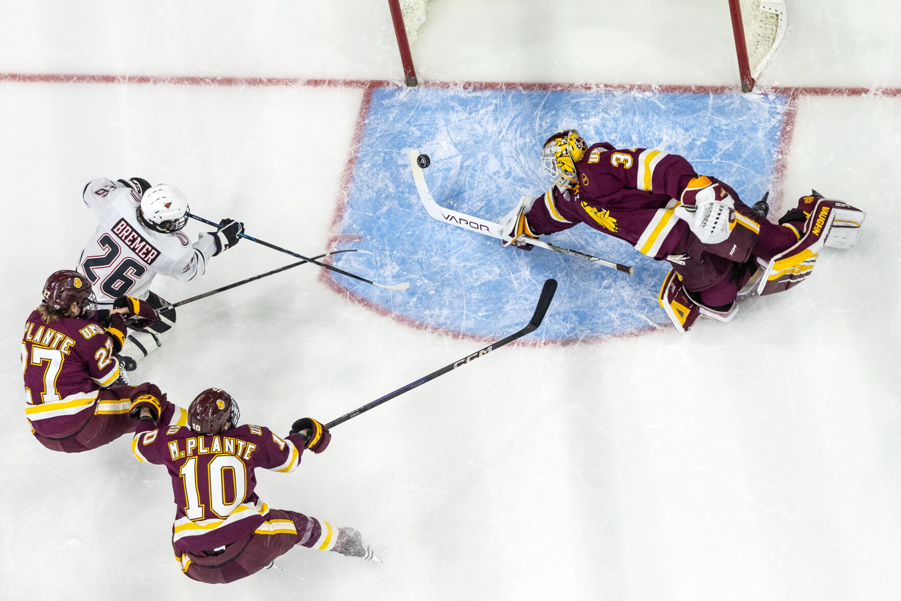 cm-UNOHockey07.jpg